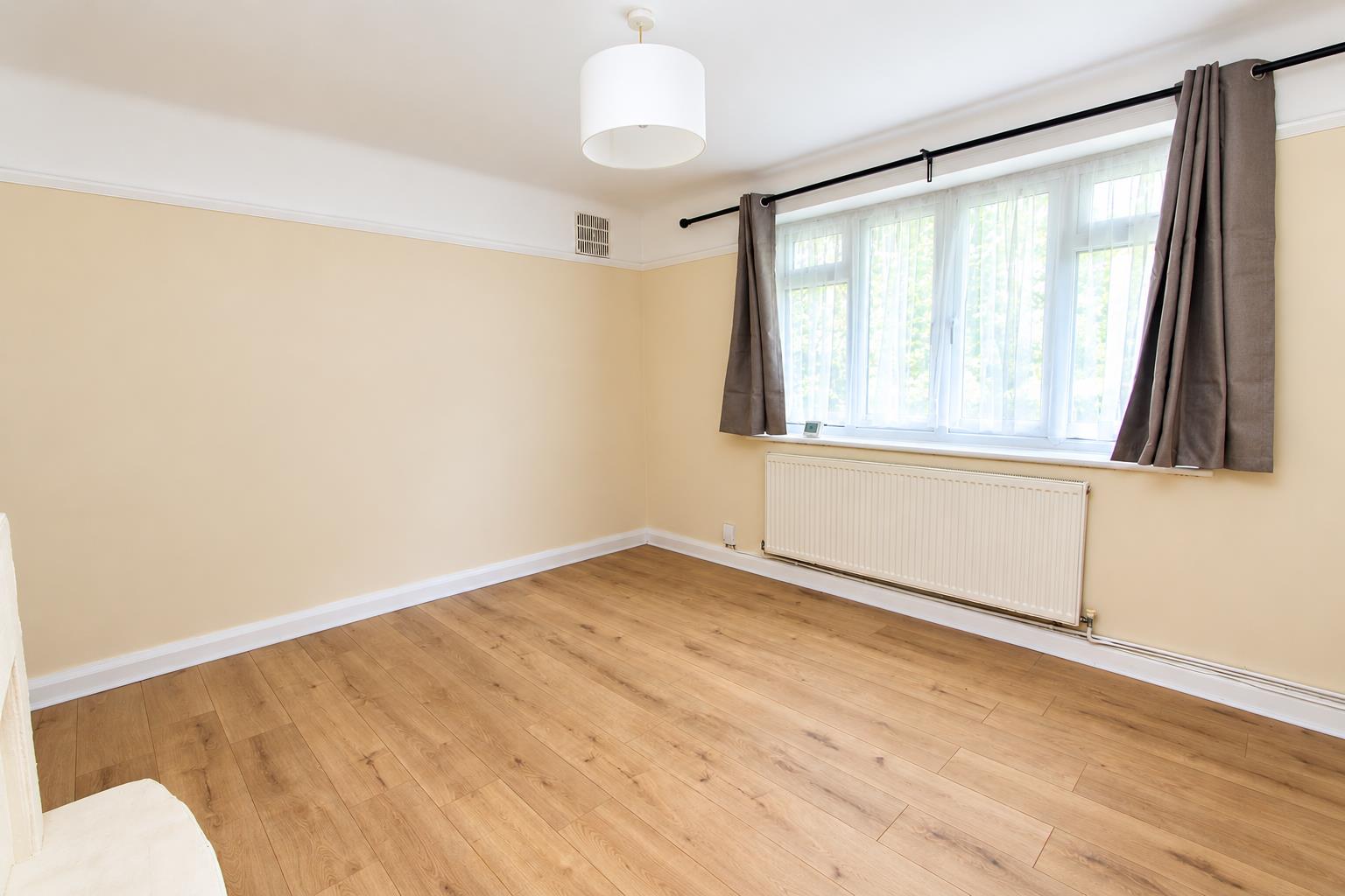 2 bed property in Manor Road, Wallington